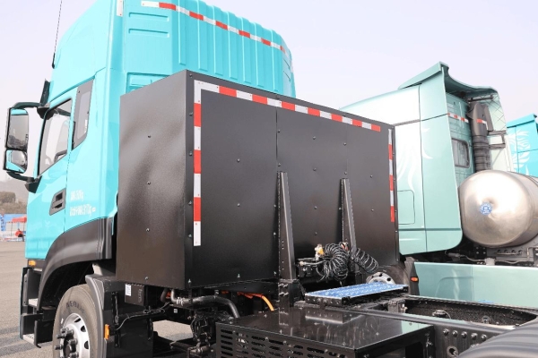 600度大电量，693匹大马力，专为资源类运输打造的东风天龙KL纯电牵引车实拍 