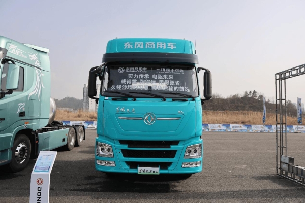 600度大电量，693匹大马力，专为资源类运输打造的东风天龙KL纯电牵引车实拍 