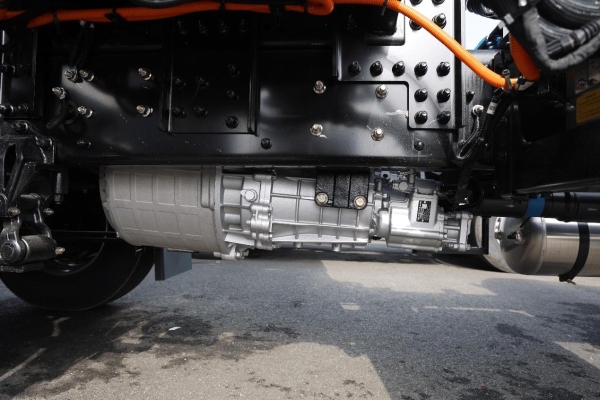 600度大电量，693匹大马力，专为资源类运输打造的东风天龙KL纯电牵引车实拍 