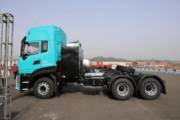 600度大电量，693匹大马力，专为资源类运输打造的东风天龙KL纯电牵引车实拍 