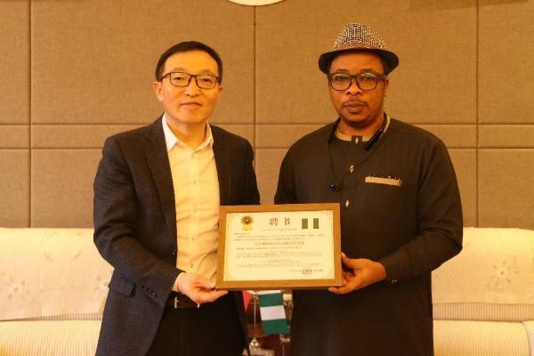 二手车出口体系获认可 尼日利亚驻华大使馆向神州租车授予双项荣誉 