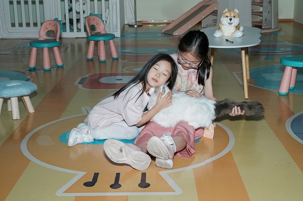 硅基伙伴闹新春！杭州机器人梦工厂成春节顶流打卡地 