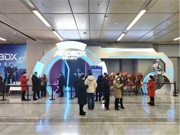 硅基伙伴闹新春！杭州机器人梦工厂成春节顶流打卡地 