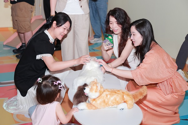 硅基伙伴闹新春！杭州机器人梦工厂成春节顶流打卡地 