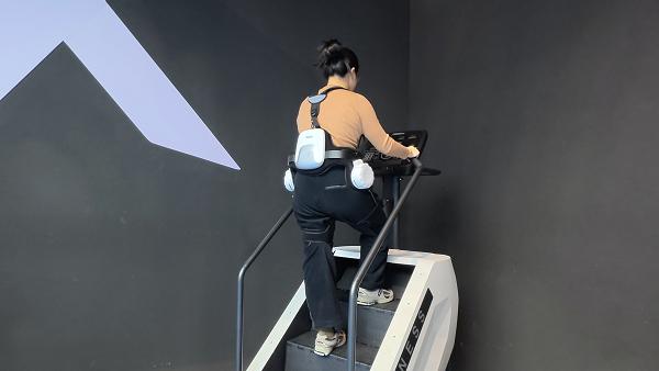 硅基伙伴闹新春！杭州机器人梦工厂成春节顶流打卡地 