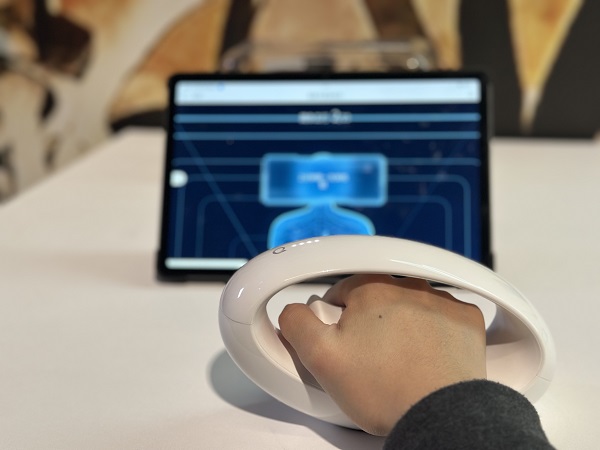 硅基伙伴闹新春！杭州机器人梦工厂成春节顶流打卡地 