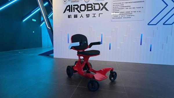 硅基伙伴闹新春！杭州机器人梦工厂成春节顶流打卡地 