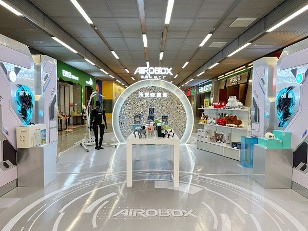 硅基伙伴闹新春！杭州机器人梦工厂成春节顶流打卡地 