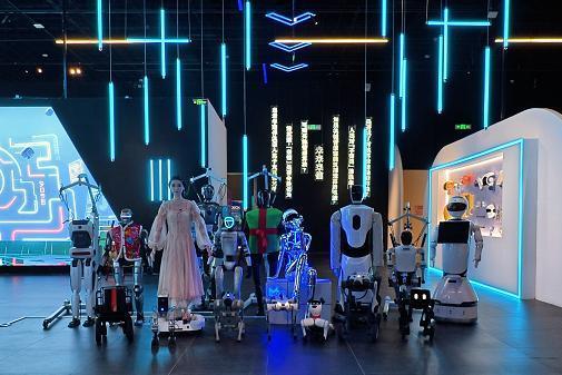 硅基伙伴闹新春！杭州机器人梦工厂成春节顶流打卡地 