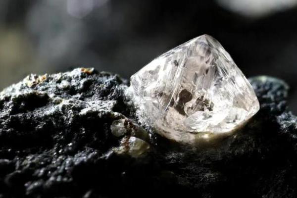 从克拉崇拜到品质认知，中国天然钻石市场的消费升级之路 