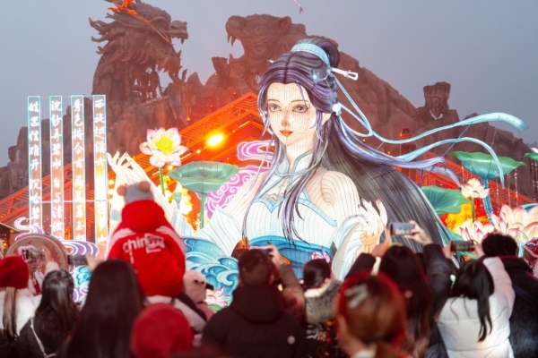 欢聚方特潮玩新春 花灯国潮点亮年味 