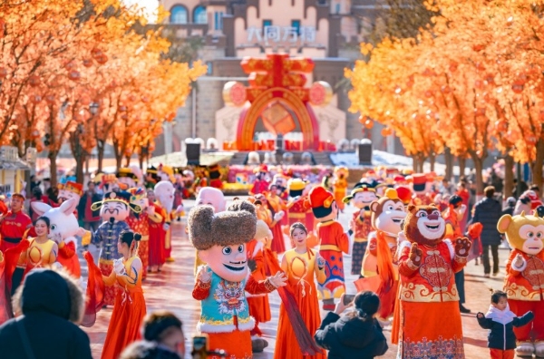 欢聚方特潮玩新春 花灯国潮点亮年味 