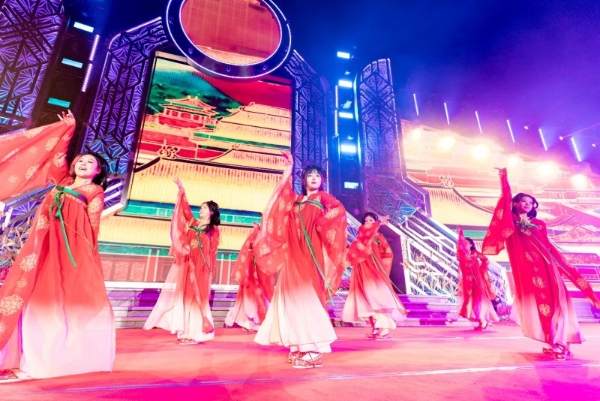 欢聚方特潮玩新春 花灯国潮点亮年味 