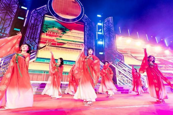 欢聚方特潮玩新春 花灯国潮点亮年味 