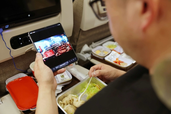 除夕万米高空Wi-Fi看春晚 东航全球普惠服务添年味