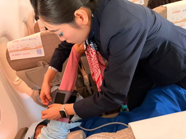 东航春运航班上的“携手救援” 