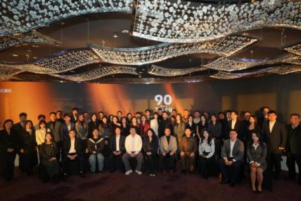 中国酒店业新生代接班：九十年锦江与 "后浪" 共探传承新路径 