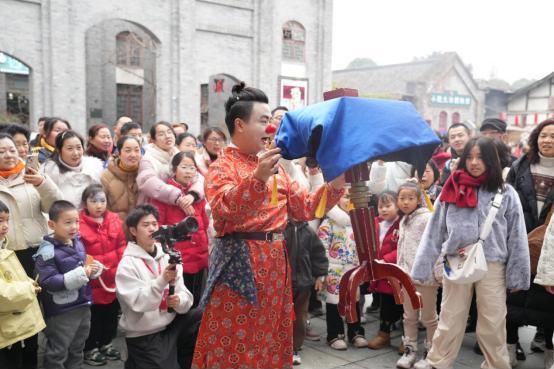 安仁古镇张灯结彩迎新春：百年公馆里体验沉浸式年味，古镇市集中邂逅热闹中国年 