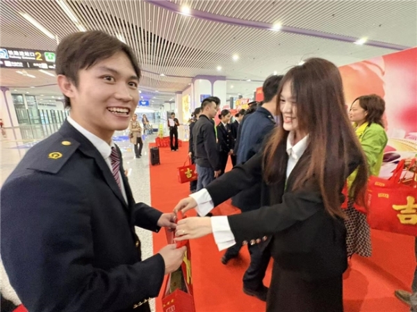 温暖回家路 让爱吉时回家——2026马年春运暖心画卷徐徐展开 