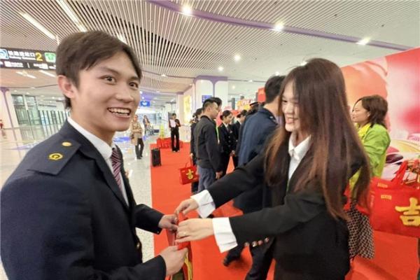 温暖回家路 让爱吉时回家——2026马年春运暖心画卷徐徐展开 