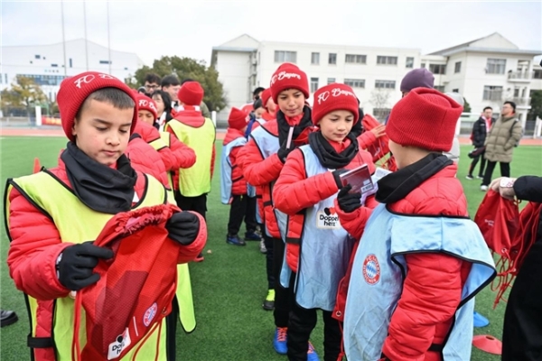 德国双心联手拜仁慕尼黑，为阿图什冠军足球少年逐梦征程保驾护航 