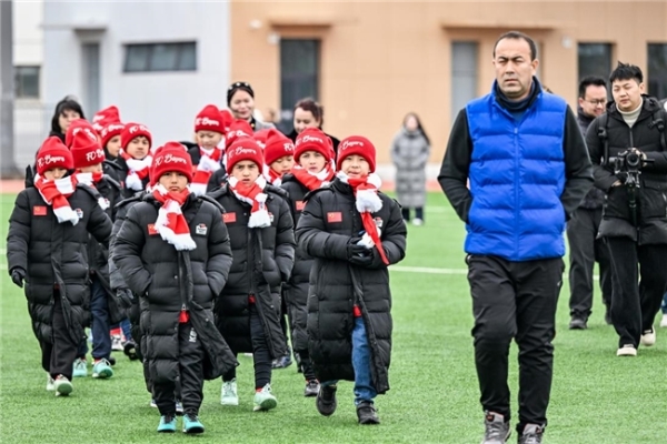 德国双心联手拜仁慕尼黑，为阿图什冠军足球少年逐梦征程保驾护航 