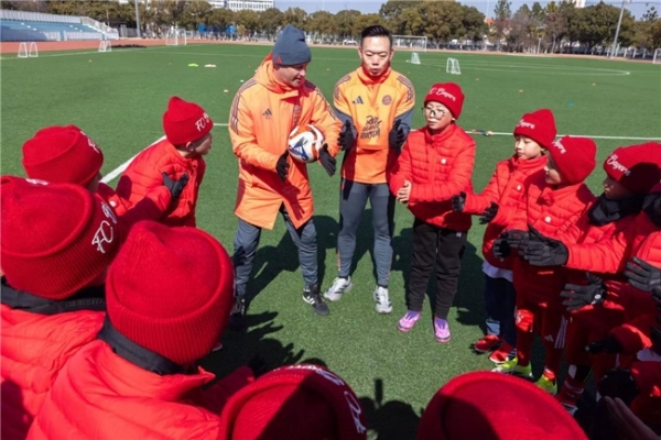 德国双心联手拜仁慕尼黑，为阿图什冠军足球少年逐梦征程保驾护航 