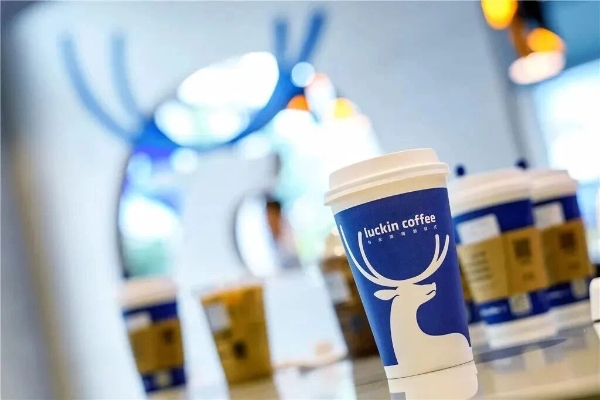 从9.9元到3万店，瑞幸8年跑出一个「咖啡日常化」的中国范本 