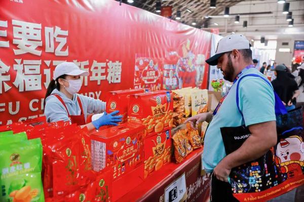 “福”满全球：徐福记四度点亮时代广场，邀全球华人共贺中国年 