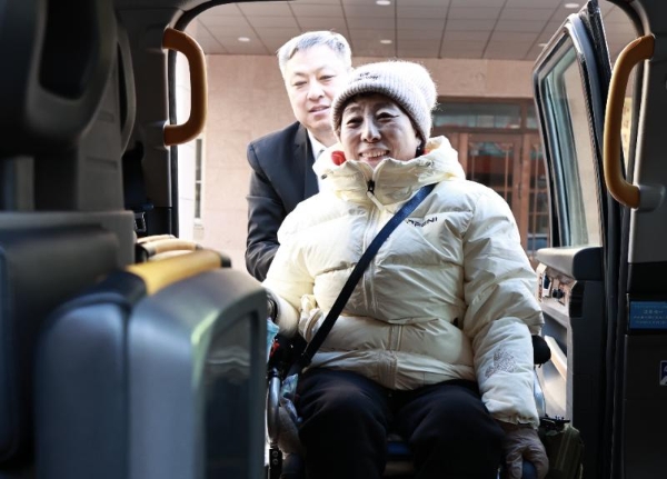曹操出行无障碍专车护航轮椅舞者亮相大连冰雪运动季，铺就“无碍”舞台之路 