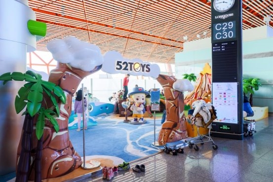 候机不无聊！52TOYS首都机场店打造沉浸式玩具体验空间
