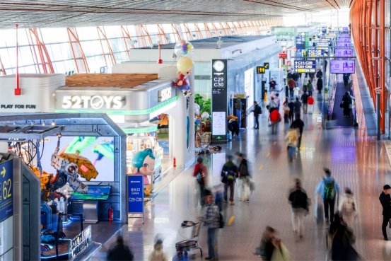 候机不无聊！52TOYS首都机场店打造沉浸式玩具体验空间