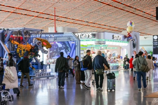 候机不无聊！52TOYS首都机场店打造沉浸式玩具体验空间