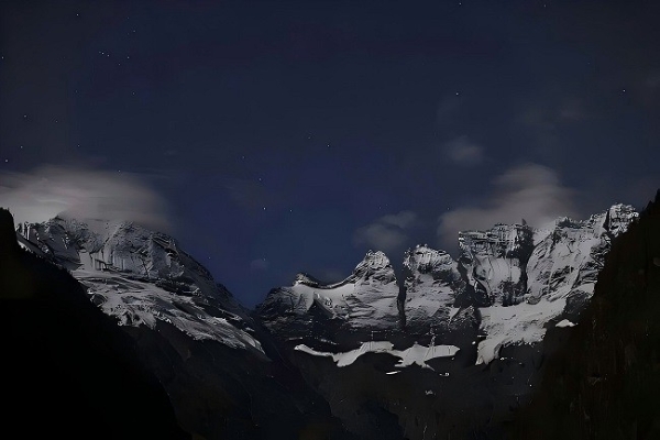 “淡人感”春上新女装爆卖11万单，女白领涌进这佛系直播间找到人生穿搭？ 