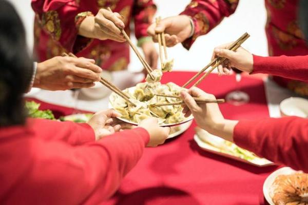 香源水饺走向国际舞台，亮相英国新年专题报道 