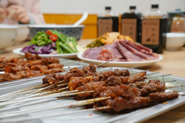 老陕的年味，都在这盒子里了！黄家泡馍馆马年礼盒开订，喊你备年货啦！ 