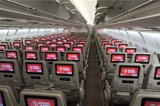 万米高空话百家姓 东航特色航班云端贺岁迎团圆