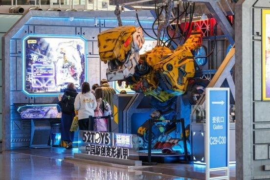 候机不无聊！52TOYS首都机场店打造沉浸式玩具体验空间