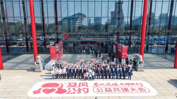 东风天龙哥兄弟火场救援 及风公约道路救援活动受表彰 