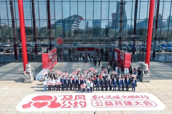 东风天龙哥兄弟火场救援 及风公约道路救援活动受表彰 