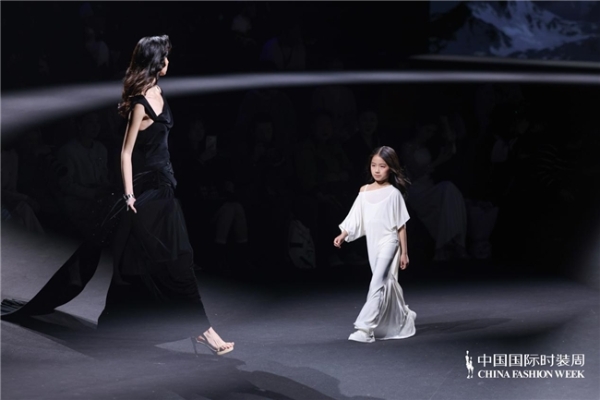  MOMIWEI摩米薇「山与海」高定秀登陆中国国际时装周｜解锁新时代女性的刚柔美学 