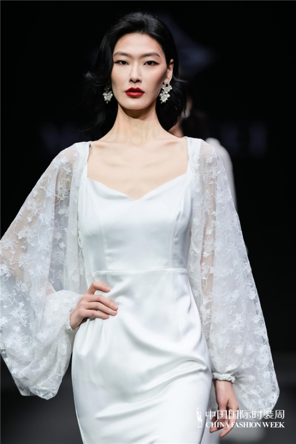  MOMIWEI摩米薇「山与海」高定秀登陆中国国际时装周｜解锁新时代女性的刚柔美学 