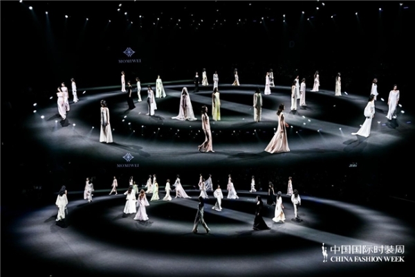  MOMIWEI摩米薇「山与海」高定秀登陆中国国际时装周｜解锁新时代女性的刚柔美学 