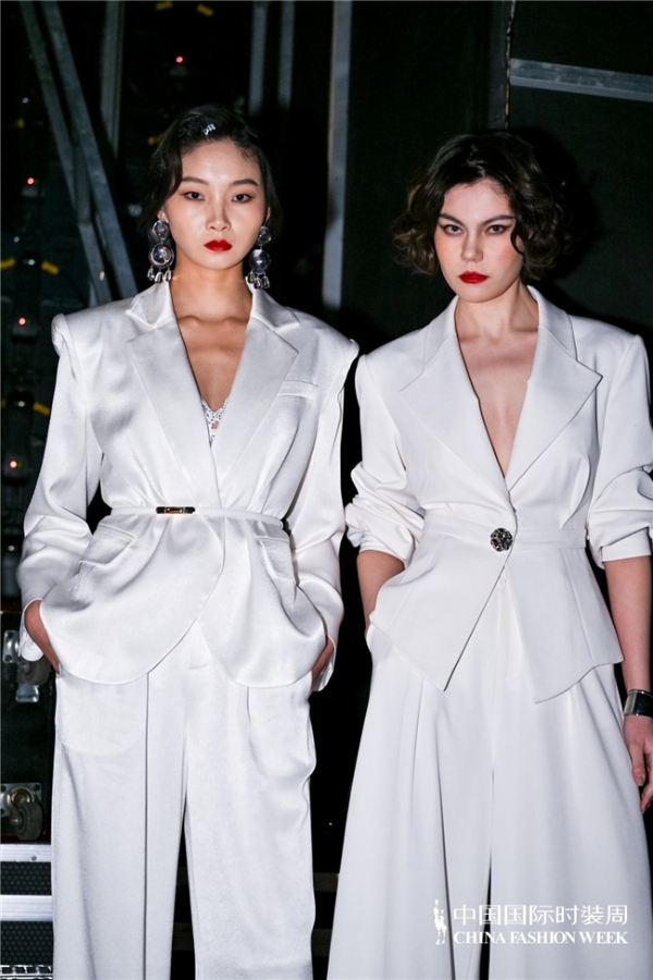 MOMIWEI摩米薇「山与海」高定秀登陆中国国际时装周｜解锁新时代女性的刚柔美学 