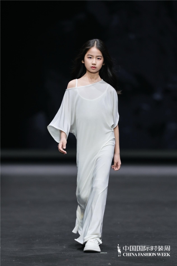  MOMIWEI摩米薇「山与海」高定秀登陆中国国际时装周｜解锁新时代女性的刚柔美学 