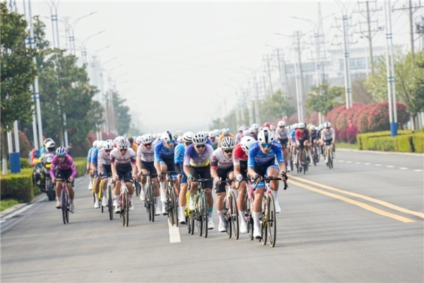  2026中国公路自行车公开赛（湖北枝江站）鸣枪开赛 千名车手竞速“三峡水乡” 