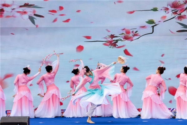  2026中国公路自行车公开赛（湖北枝江站）鸣枪开赛 千名车手竞速“三峡水乡” 