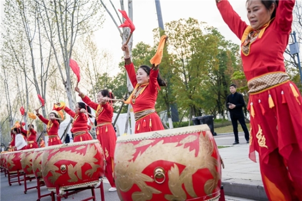  2026中国公路自行车公开赛（湖北枝江站）鸣枪开赛 千名车手竞速“三峡水乡” 