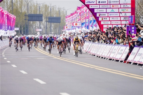  2026中国公路自行车公开赛（湖北枝江站）鸣枪开赛 千名车手竞速“三峡水乡” 