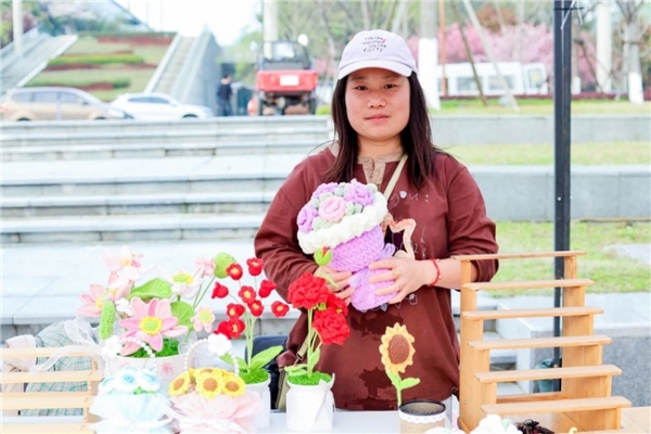  2026中国公路自行车公开赛（湖北枝江站）鸣枪开赛 千名车手竞速“三峡水乡” 